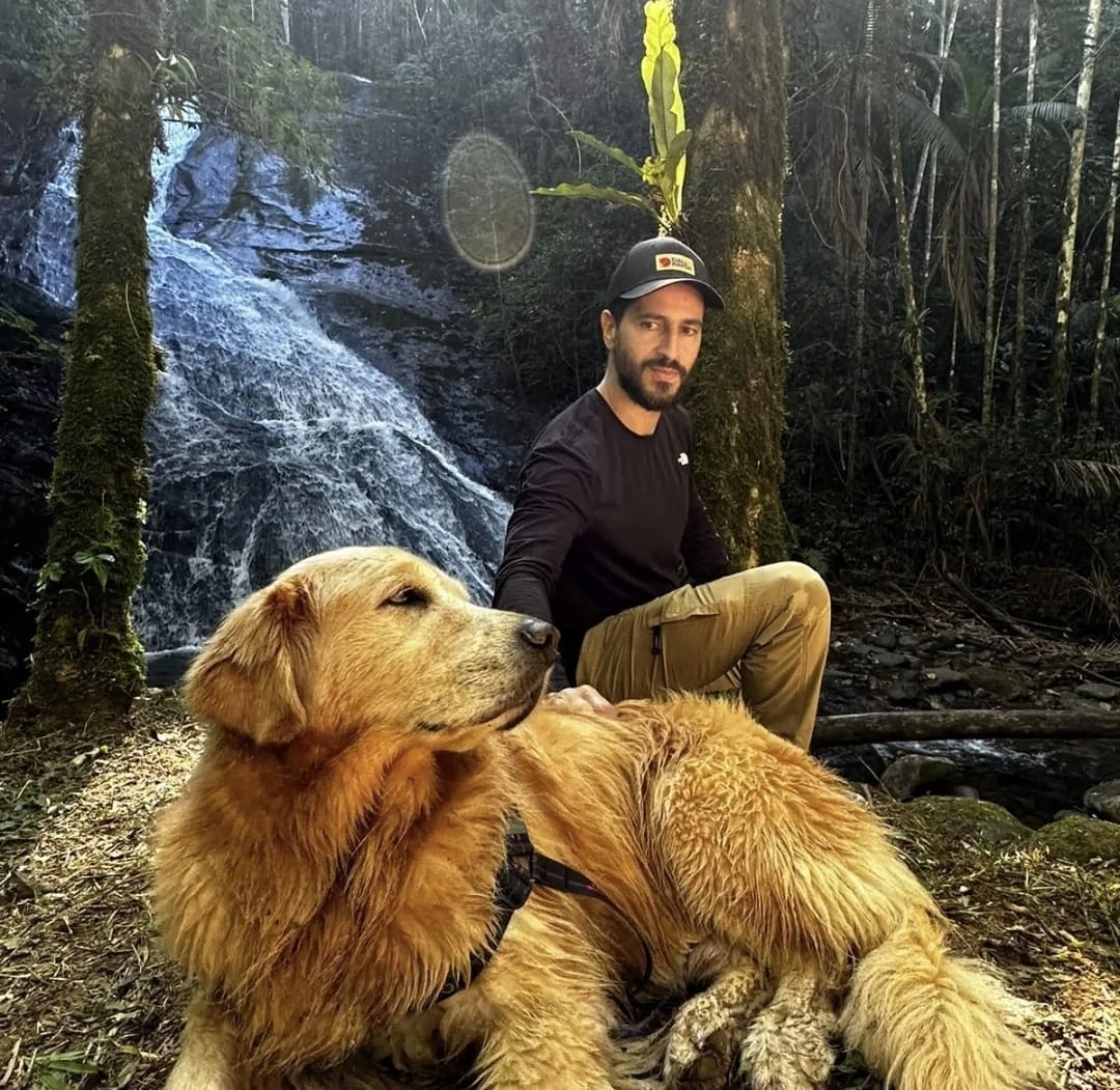 Ronaldo Lemos na natureza com cachorro