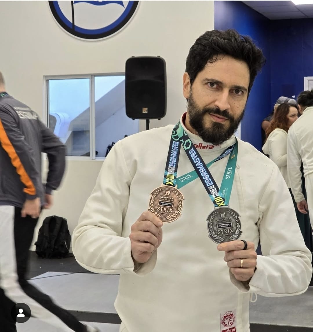 Ronaldo Lemos com medalhas de esgrima